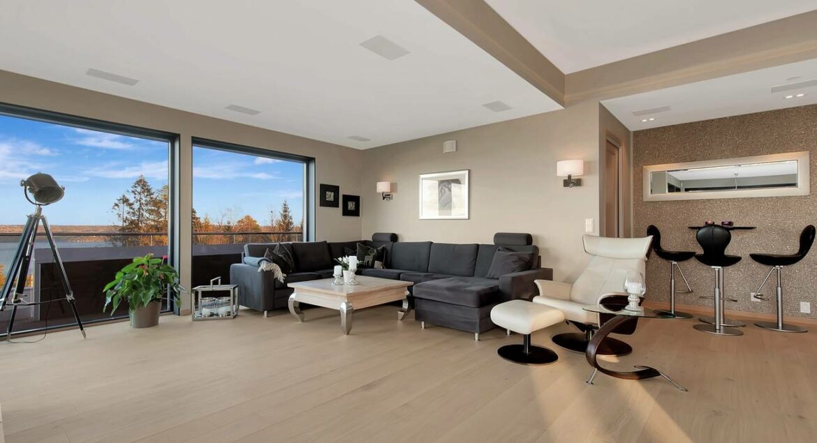 Stue innredning med integrert lyd og bilde system