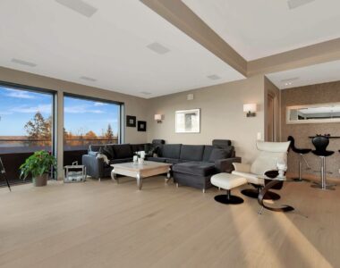 Stue innredning med integrert lyd og bilde system