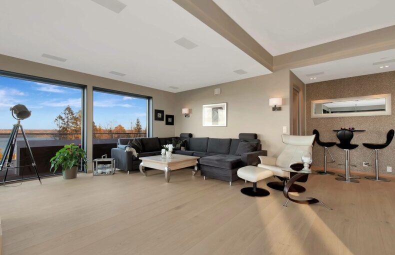 Stue innredning med integrert lyd og bilde system